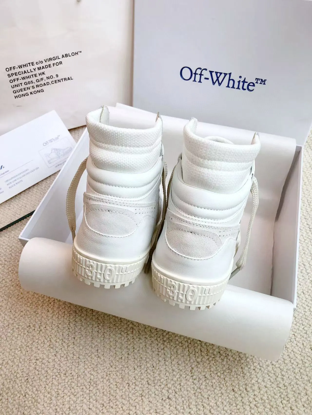 Men's shoes💰620 OFF WHITE ⚡️Couple style⚡️🍓New color🍓 The latest spring model of Gaobang street casual Martin style masterpiece, released the highest quality version on the market 👊 Series original mold opening, original lasting, production technology 1:1 original ➰🔜The best choice for more and more celebrities and Internet celebrities🔸In the classics Changes in the code🔸Innovate in the trend🔸Strive to break away from the shackles of bad street design🔝Although he is not the originator of fashion design, he is definitely a shining dark horse in avant-garde design🐴🆙Do not follow the trend🔅Not universal beauty🔅 Fabric💯First-layer cowhide Lining💯Imported skin-friendly and environmentally friendly polyester mesh Foot pads💯Original molded high-elastic environmentally friendly molding pads Midsole💯Original sleeve lasting process Outsole💯Rubber outsole Packaging💯Official website synchronizes a full set of packaging (brand wrapping paper, brand certificate, brand bag) code number 35-44, 45 customized